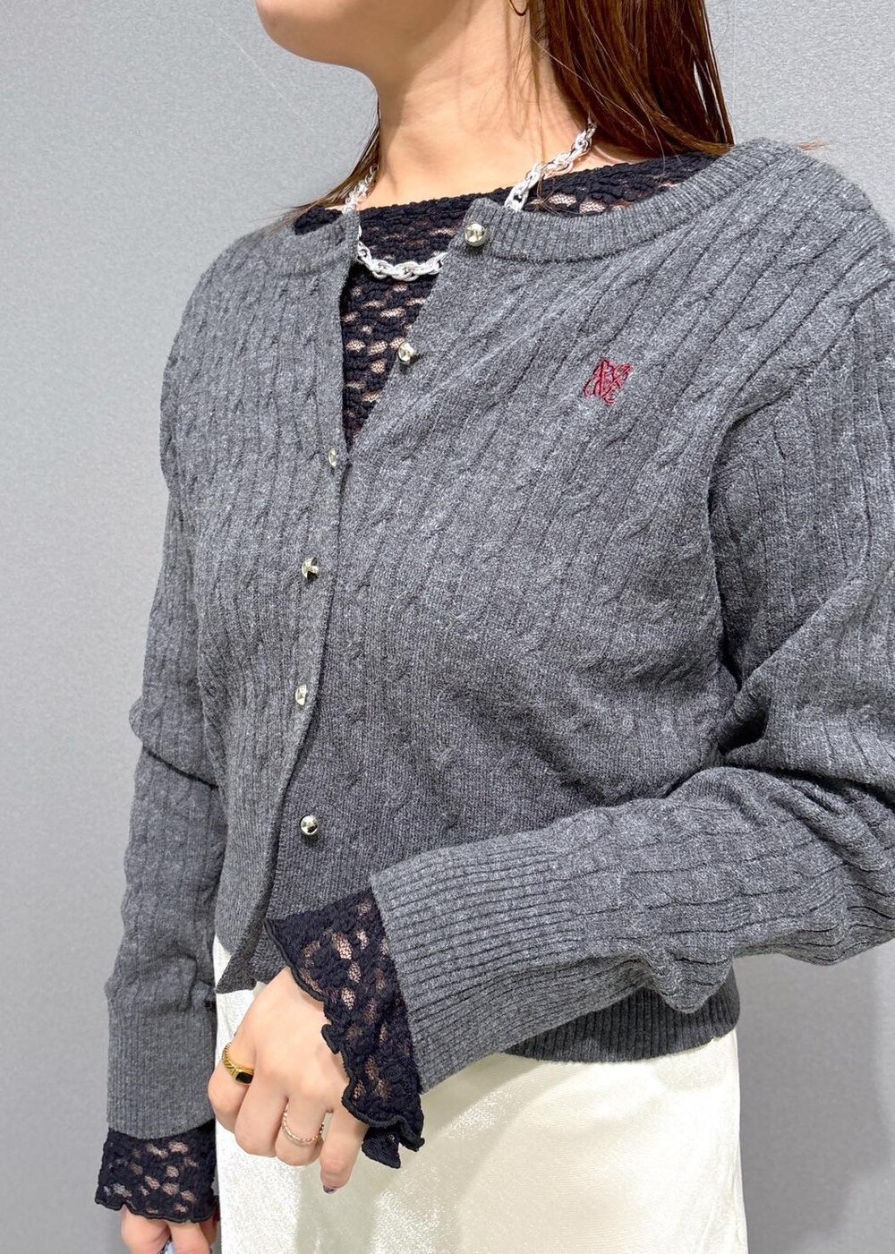 ブラック系のブーツ、ブラック系のTシャツ/カットソー、ブルー系のショルダーバッグを着用したレディースの冬コーディネートの5枚目の写真