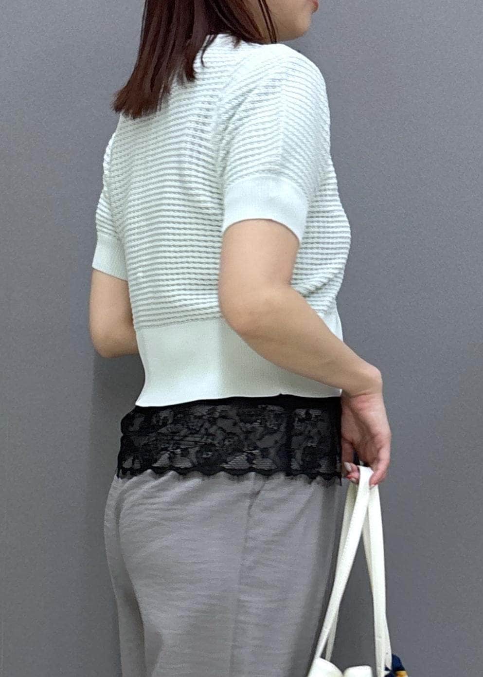 ブラック系のパンプス、グレー系のその他パンツ、ホワイト系のトートバッグを着用したレディースの春コーディネートの6枚目の写真
