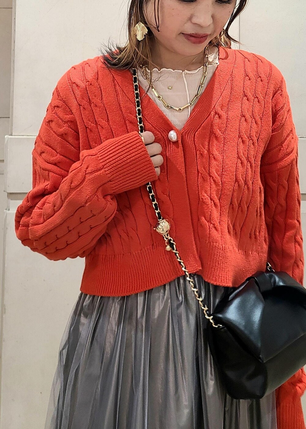 ホワイト系のTシャツ/カットソー、グレー系のワンピース、ブラック系のショルダーバッグを着用したレディースの冬コーディネートの4枚目の写真