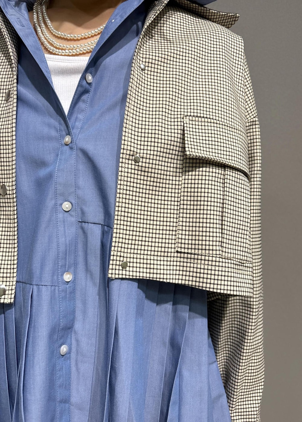 ブラック系のローファー、ブルー系のシャツ/ブラウス、ベージュ系のカバーオールを着用したレディースの秋コーディネートの7枚目の写真