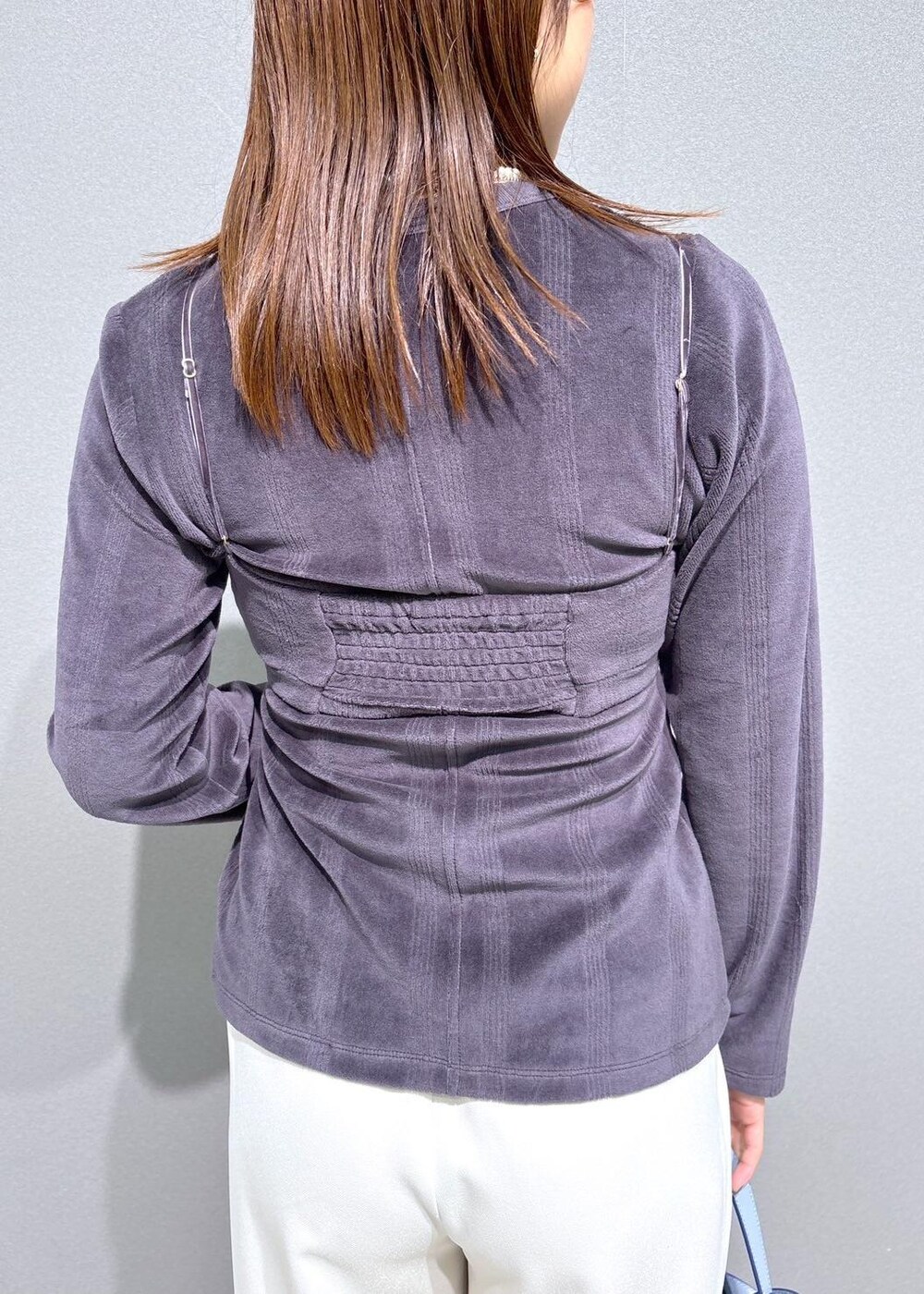 シルバー系のブーツ、グレー系のキャミソール、グレー系のカーディガン/ボレロを着用したレディースの冬コーディネートの6枚目の写真