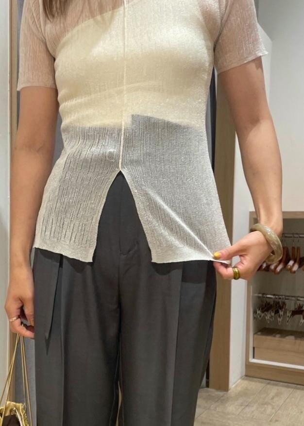 その他のサンダル、ホワイト系のタンクトップ、ホワイト系のニット/セーターを着用したレディースの春コーディネートの4枚目の写真