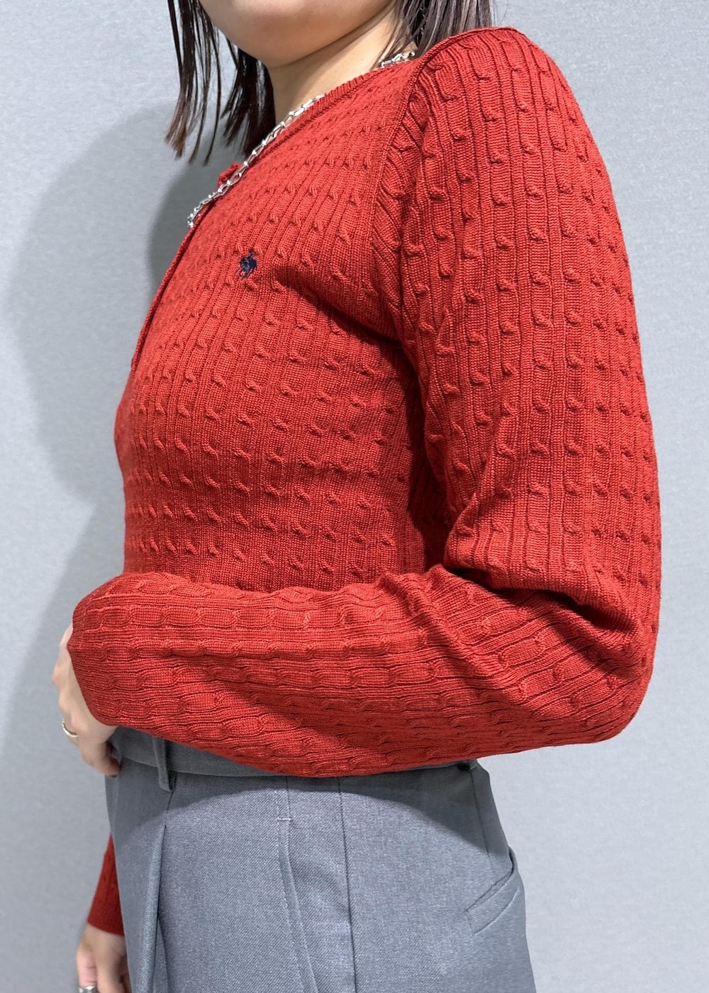 グレー系のスラックス、グレー系のテーラードジャケット、ブラック系のローファーを着用したレディースの秋コーディネートの8枚目の写真