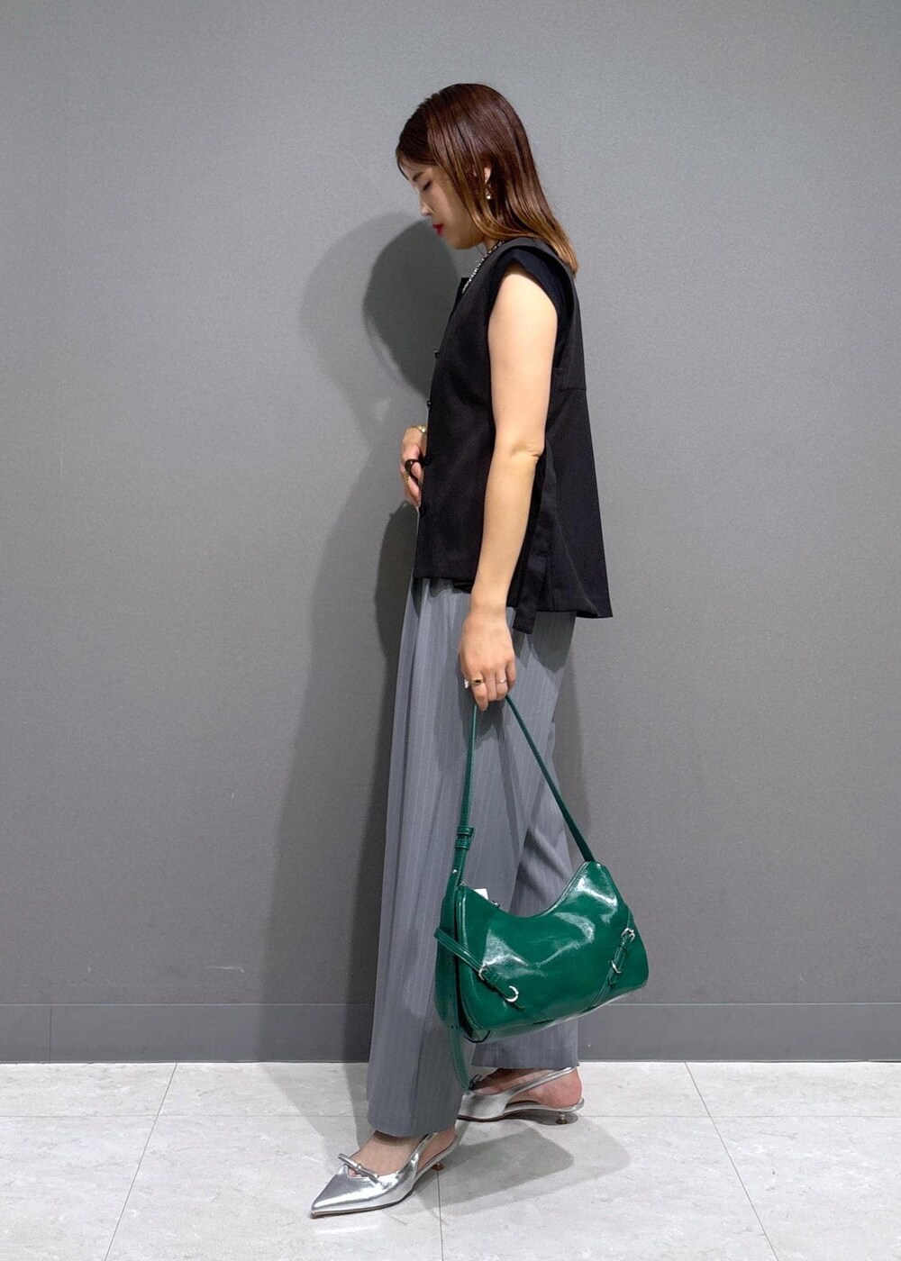 シルバー系のパンプス、ブラック系のTシャツ/カットソー、グレー系のその他パンツを着用したレディースの夏コーディネートの2枚目の写真