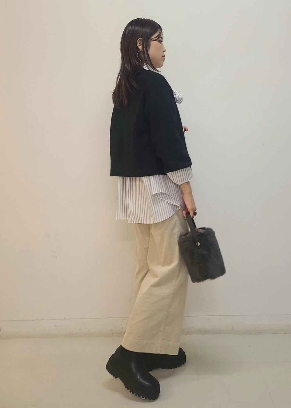 ブラック系のブーツ、グレー系のショルダーバッグ、ブラック系のカーディガン/ボレロを着用したレディースの秋コーディネートの4枚目の写真