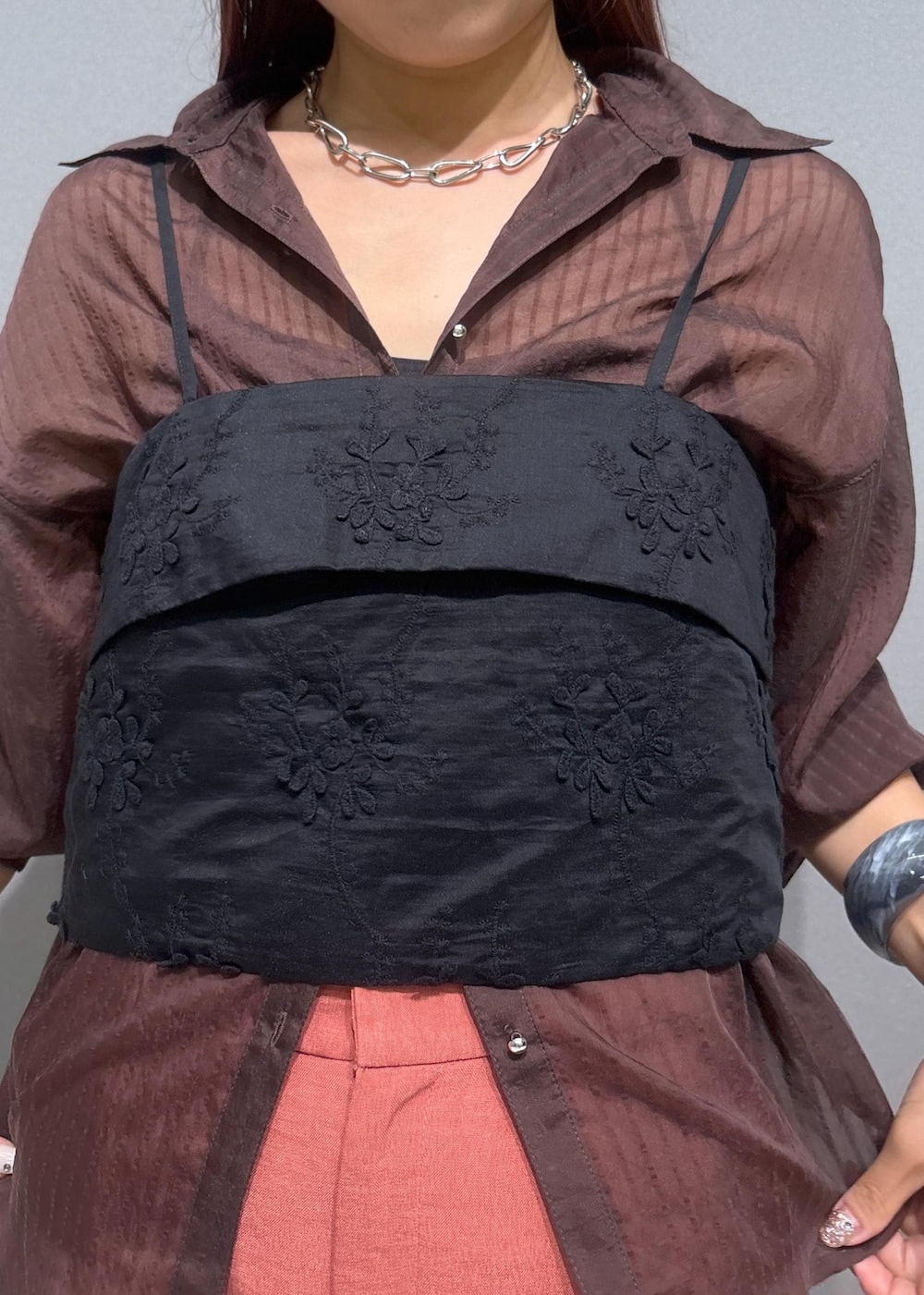 「outdoor、アウトドア、visbag2025、初秋コーデ、秋コーデ、授業参観日コーデ、デートコーデ、お出かけコーデ、旅行コーデ、女子会コーデ、大人カジュアル、レイヤード、パンツスタイル、カジュアルコーデ、ヘルシーコーデ」｜「VISの立体フラワービスチェ（キャミソール、ブラック系）」を使った、ayukamiさん（レディース・167cm）の夏コーディネートの5枚目の写真