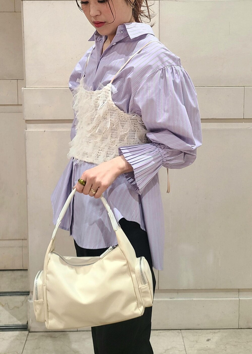 ホワイト系のキャミソール、パープル系のシャツ/ブラウス、ブラック系のカーゴパンツを着用したレディースの冬コーディネートの4枚目の写真