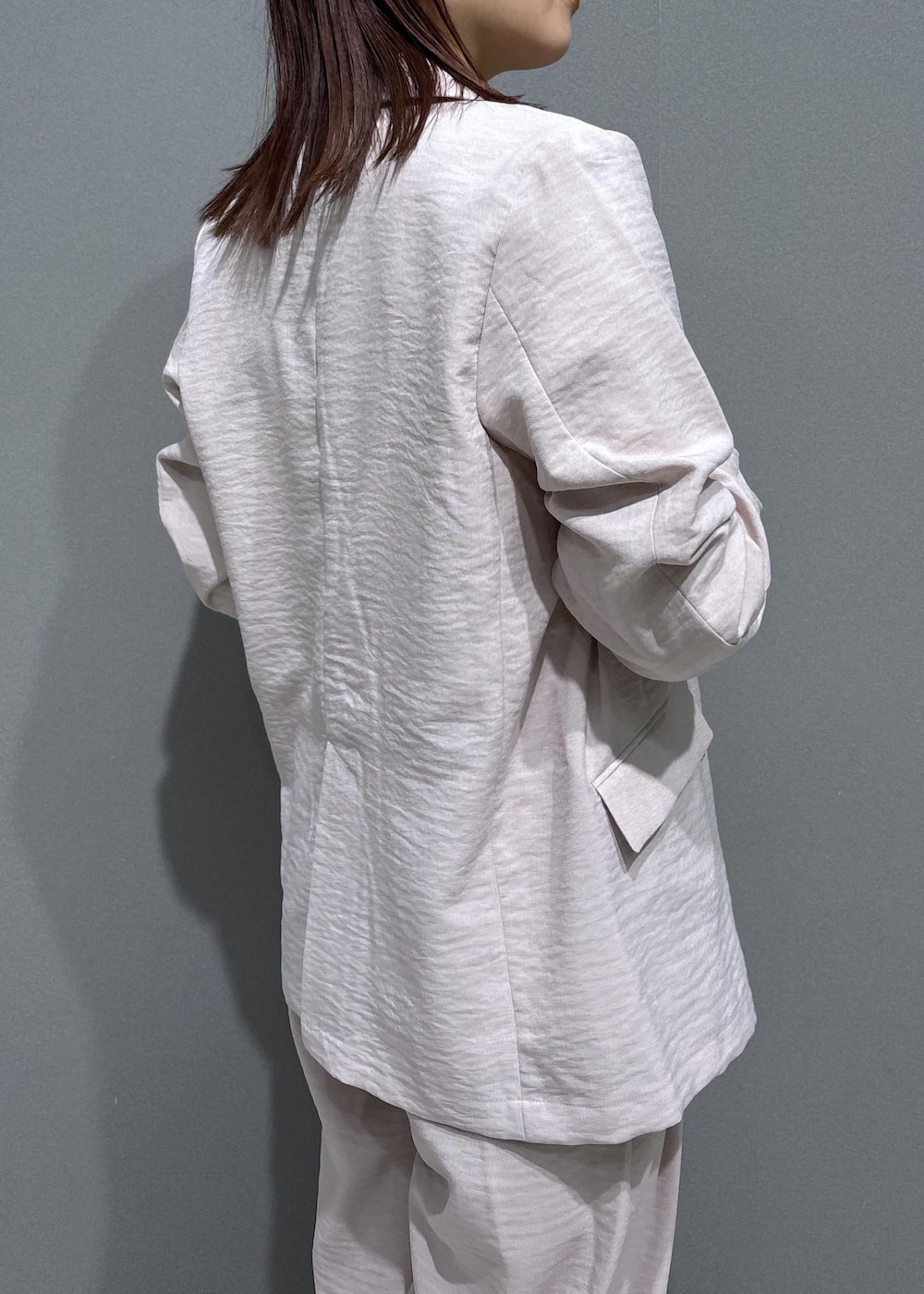 ブラック系のショルダーバッグ、ブラック系のローファー、ホワイト系のカーディガン/ボレロを着用したレディースの春コーディネートの6枚目の写真