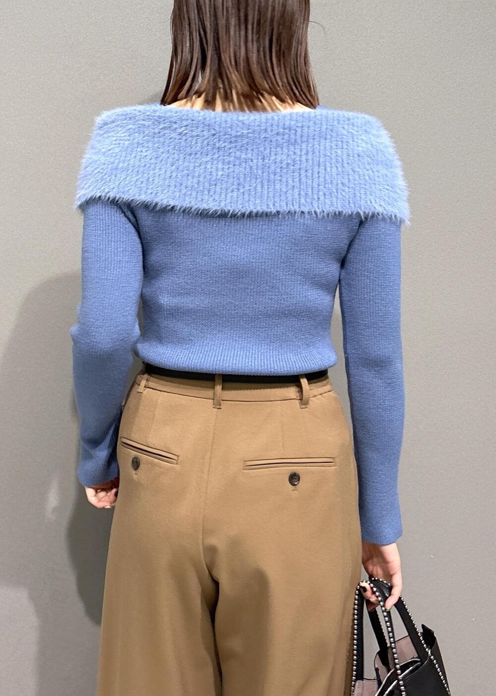 ブラック系のローファー、イエロー系のその他パンツ、ブラック系のトートバッグを着用したレディースの秋コーディネートの7枚目の写真