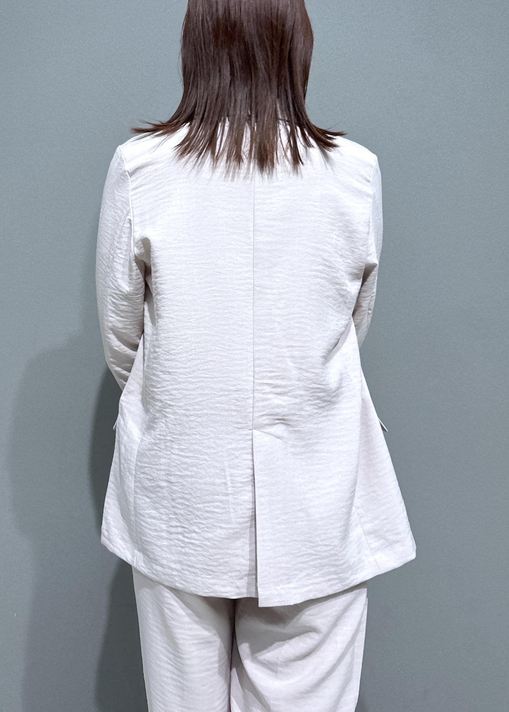 ブラック系のショルダーバッグ、ブラック系のローファー、ホワイト系のカーディガン/ボレロを着用したレディースの春コーディネートの8枚目の写真