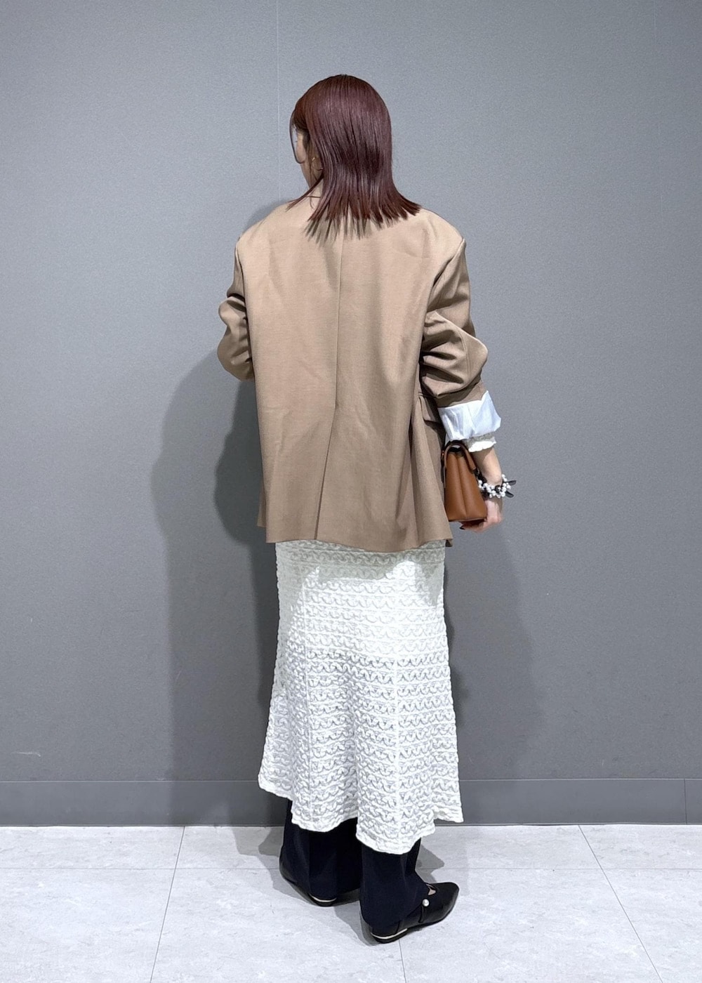 ブルー系のその他パンツ、イエロー系のショルダーバッグ、ブラック系のパンプスを着用したレディースの春コーディネートの3枚目の写真