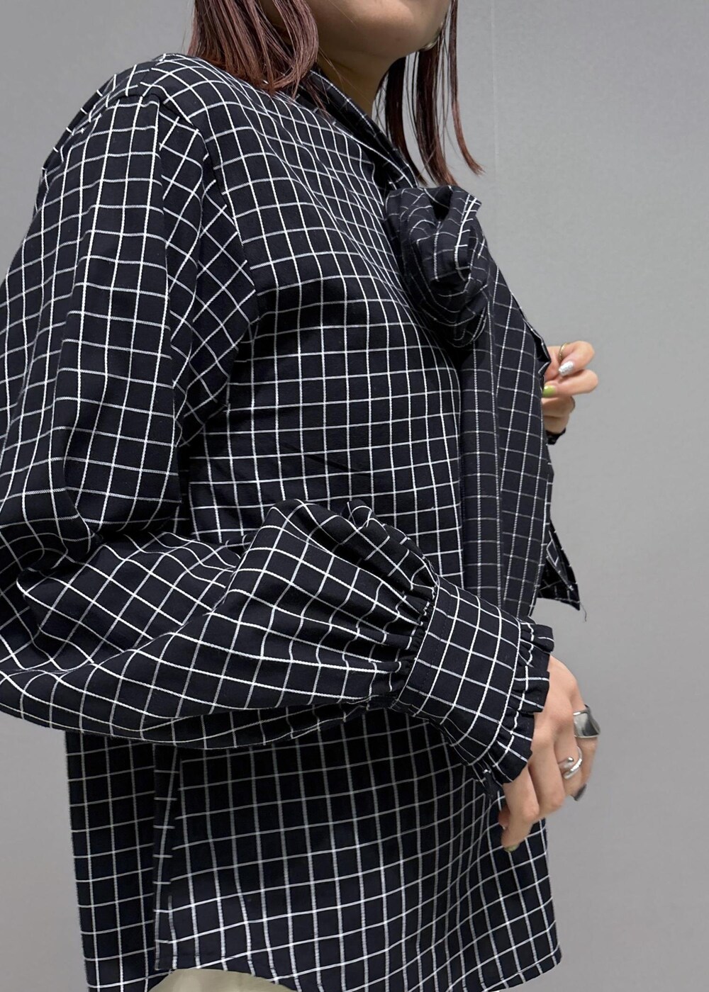 ブラウン系のブーツ、ブラック系のシャツ/ブラウス、ブラック系のブルゾンを着用したレディースの冬コーディネートの8枚目の写真