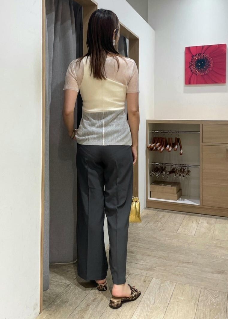 その他のサンダル、ホワイト系のタンクトップ、ホワイト系のニット/セーターを着用したレディースの春コーディネートの3枚目の写真