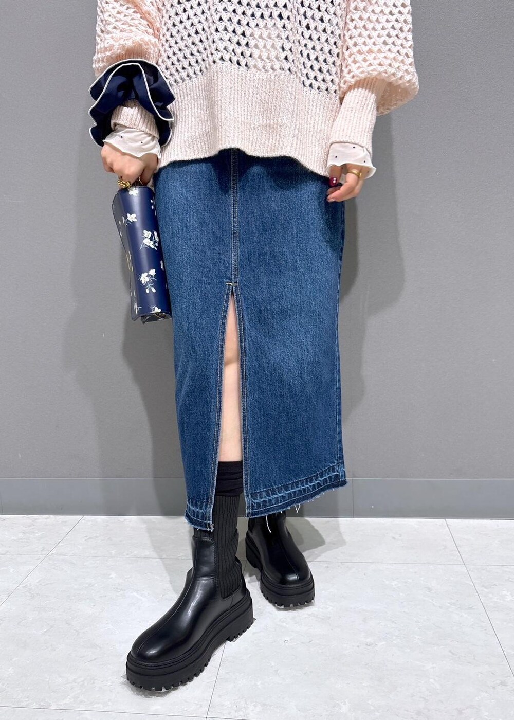 ブラック系のブーツ、ホワイト系のTシャツ/カットソー、ピンク系のニット/セーターを着用したレディースの冬コーディネートの7枚目の写真