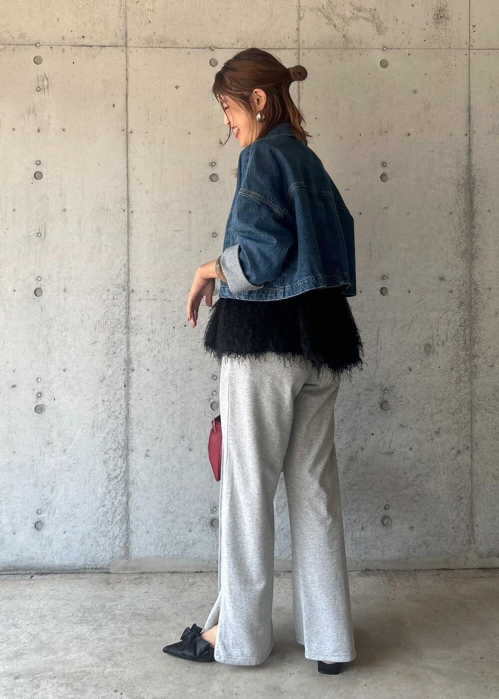 ブラック系のシャツ/ブラウス、ブラック系のサンダル、レッド系のトートバッグを着用したレディースの夏コーディネートの3枚目の写真