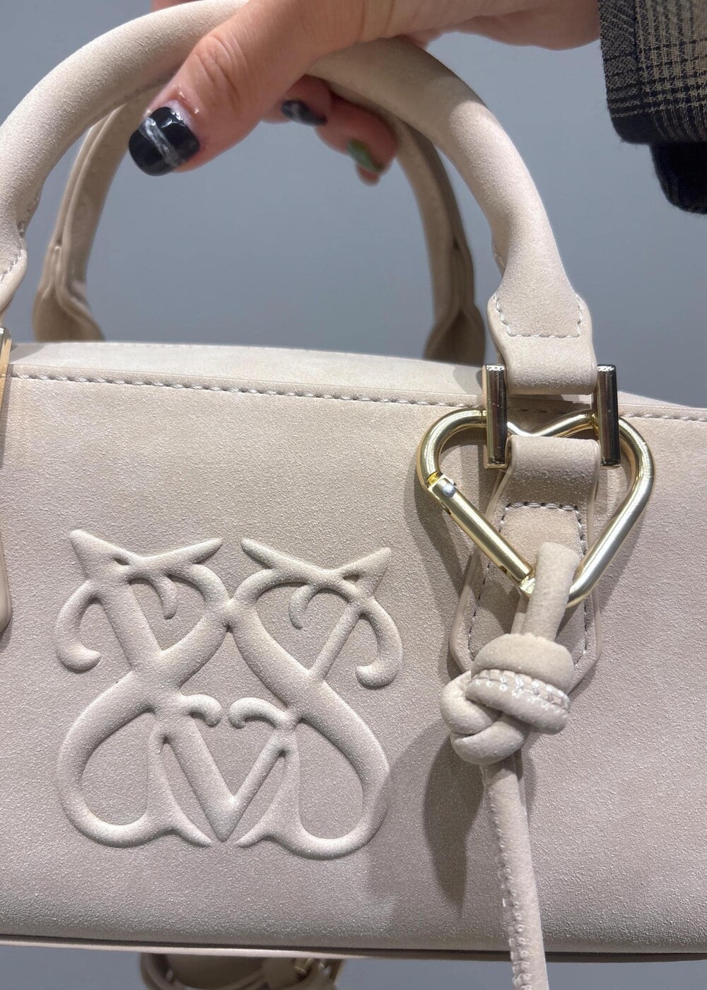 グレー系のタンクトップ、ブルー系のデニムパンツ、ブラウン系のワンピースを着用したレディースの夏コーディネートの8枚目の写真