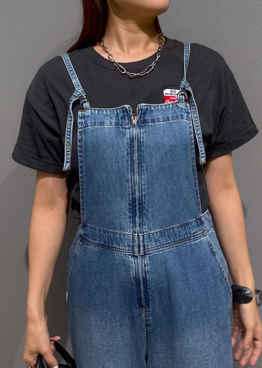 レッド系のサンダル、ブラック系のショルダーバッグ、グレー系のTシャツ/カットソーを着用したレディースの夏コーディネートの5枚目の写真