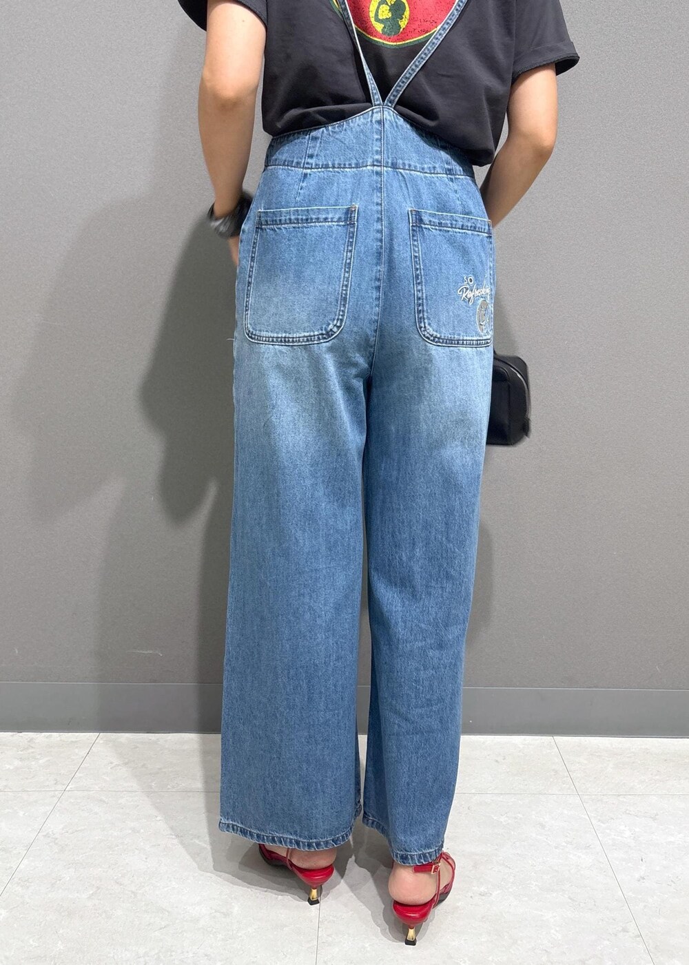 レッド系のサンダル、ブラック系のショルダーバッグ、グレー系のTシャツ/カットソーを着用したレディースの夏コーディネートの8枚目の写真