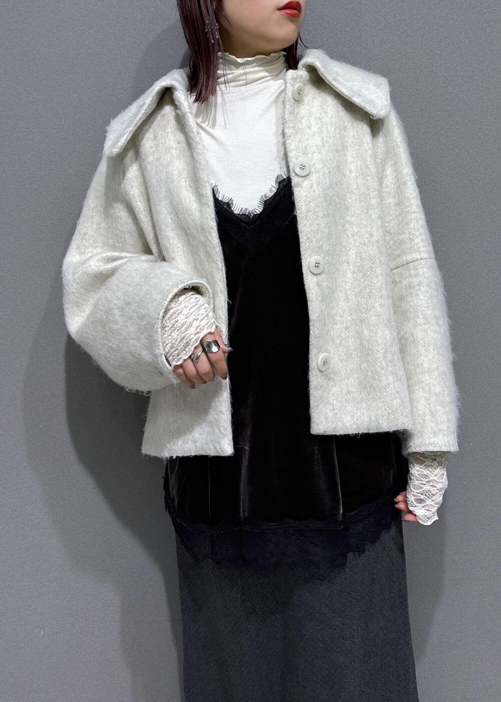 ブラウン系のブーツ、ホワイト系のブルゾン、ホワイト系のTシャツ/カットソーを着用したレディースの冬コーディネートの5枚目の写真