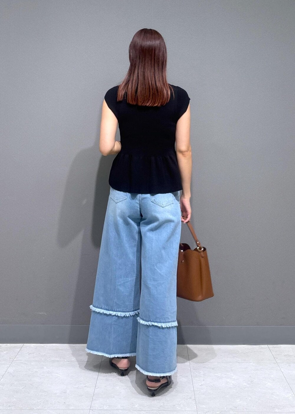 「visbag2025、初秋コーデ、お仕事コーデ、授業参観日コーデ、デートコーデ、お出かけコーデ、女子会コーデ、大人カジュアル、パンツスタイル、カジュアルコーデ、ヘルシーコーデ、フェミニンコーデ、シンプルコーデ、VIS、ナチュラル」｜「VISの【累計20,000点突破】【2WAY】ハートカットバッグ（ショルダーバッグ、ブラウン系）」を使った、ayukamiさん（レディース・167cm）の夏コーディネートの3枚目の写真