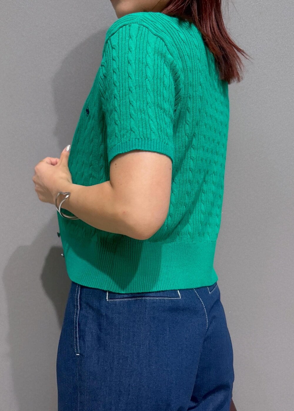 ブラウン系のショルダーバッグ、グレー系のタンクトップ、ブルー系のデニムパンツを着用したレディースの夏コーディネートの5枚目の写真