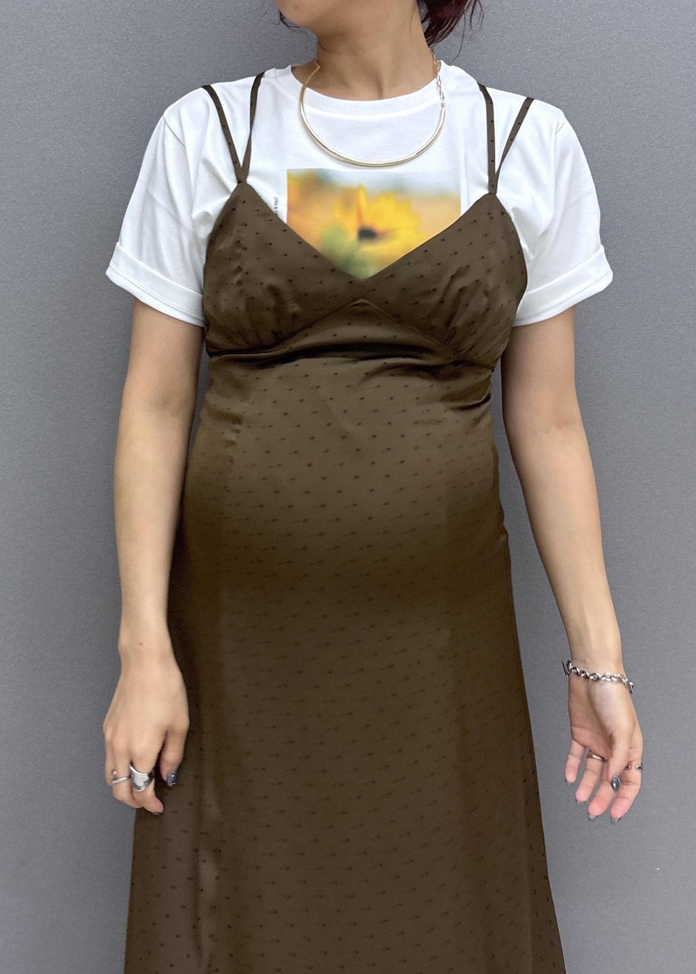 イエロー系のショルダーバッグ、ホワイト系のTシャツ/カットソー、ブラウン系のワンピースを着用したレディースの夏コーディネートの4枚目の写真