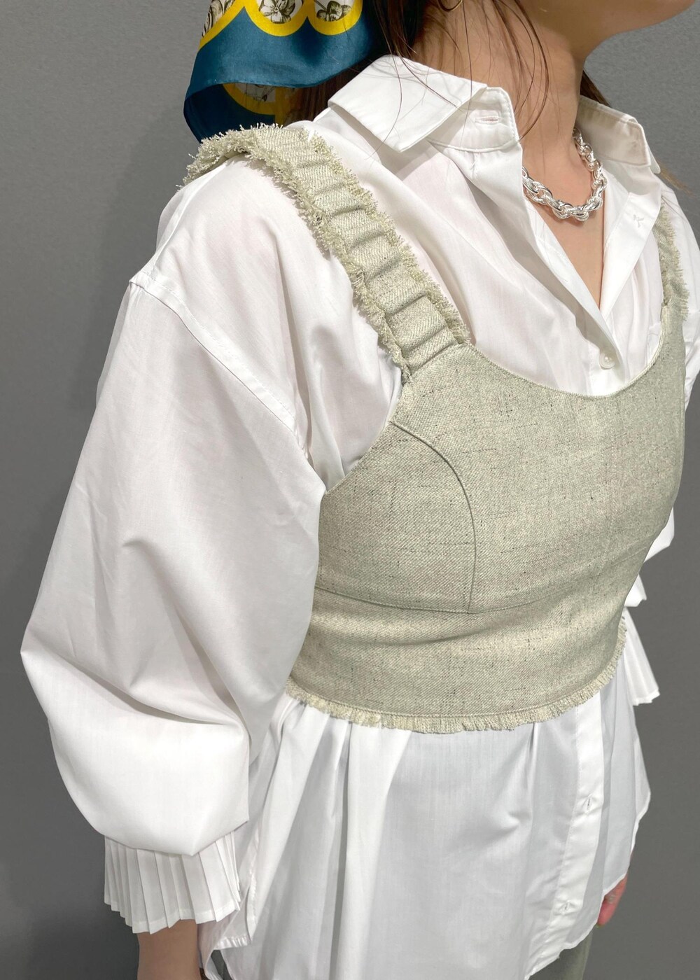 ホワイト系のシャツ/ブラウス、シルバー系のハンドバッグ、ホワイト系のベストを着用したレディースの冬コーディネートの8枚目の写真