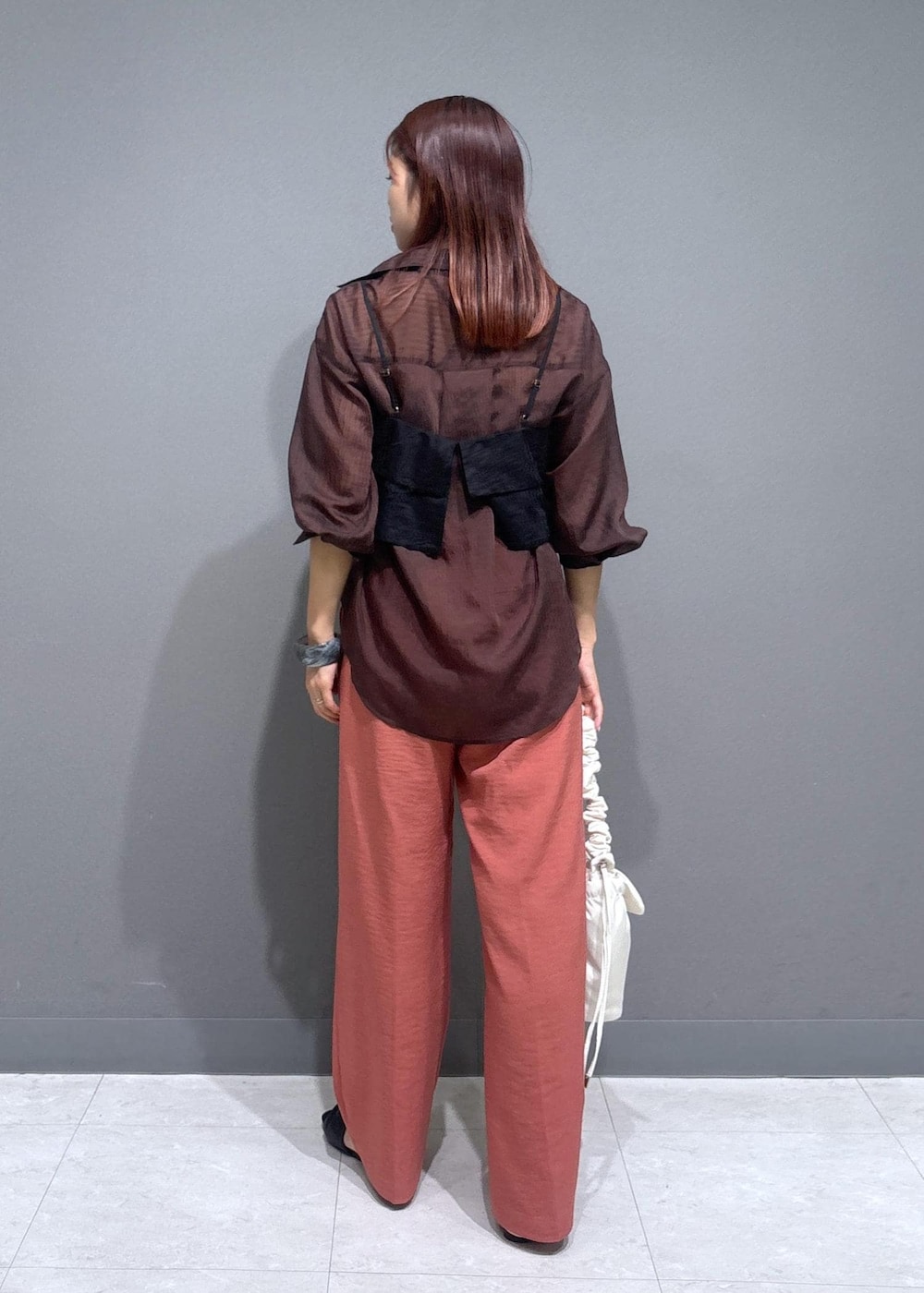 「outdoor、アウトドア、visbag2025、初秋コーデ、秋コーデ、授業参観日コーデ、デートコーデ、お出かけコーデ、旅行コーデ、女子会コーデ、大人カジュアル、レイヤード、パンツスタイル、カジュアルコーデ、ヘルシーコーデ」｜「VISの立体フラワービスチェ（キャミソール、ブラック系）」を使った、ayukamiさん（レディース・167cm）の夏コーディネートの3枚目の写真