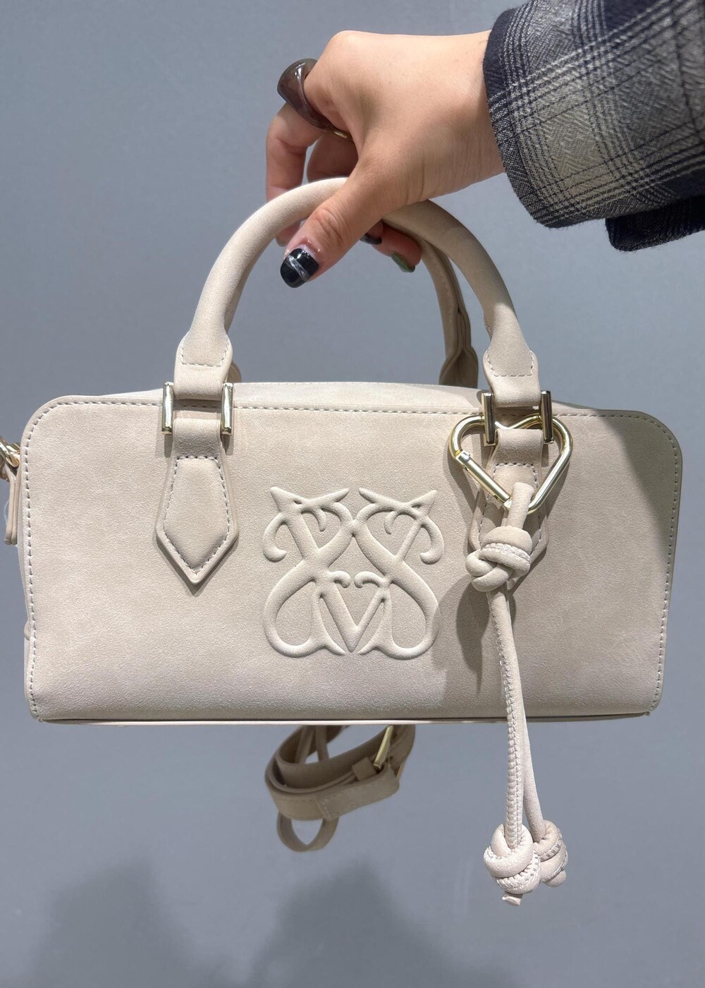 グレー系のタンクトップ、ブルー系のデニムパンツ、ブラウン系のワンピースを着用したレディースの夏コーディネートの7枚目の写真