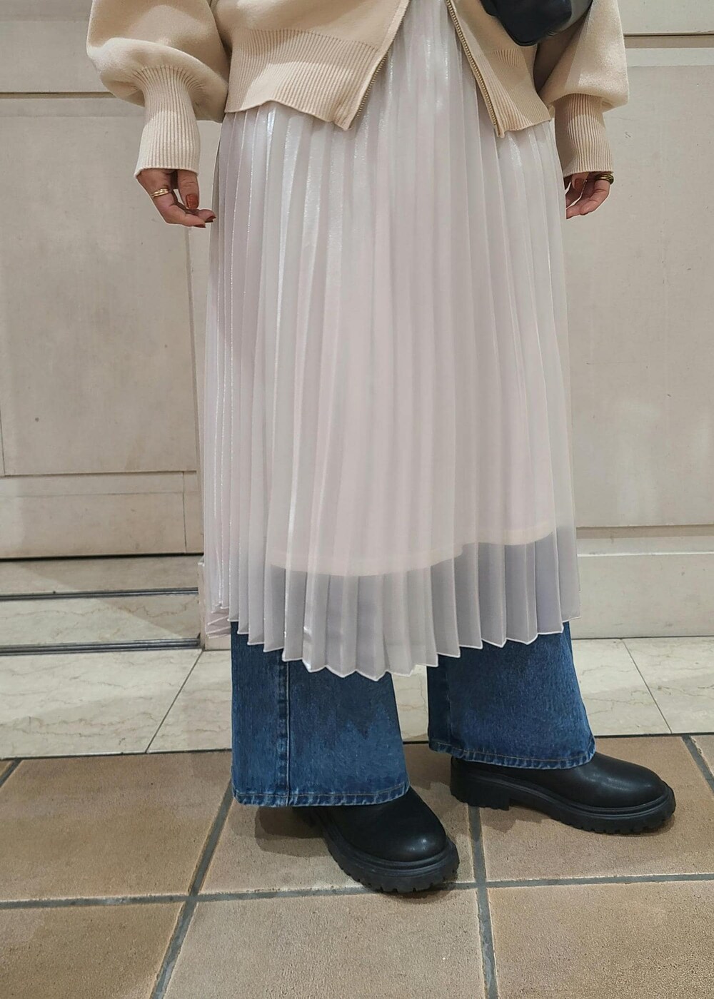 ホワイト系のTシャツ/カットソー、ホワイト系のカーディガン/ボレロ、ブルー系のデニムパンツを着用したレディースの冬コーディネートの5枚目の写真