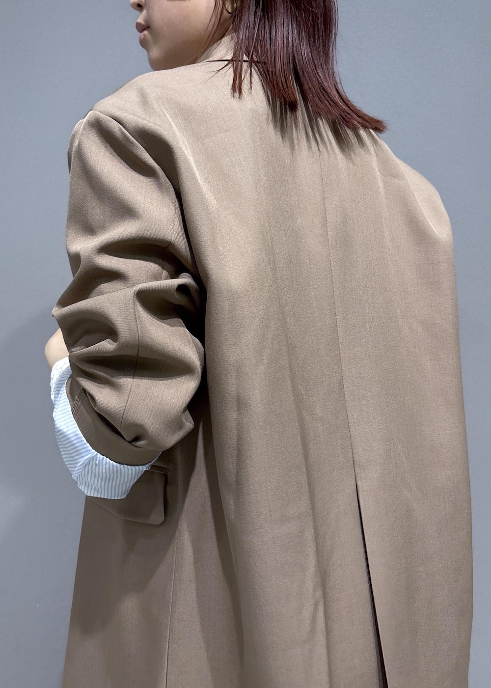 ブルー系のその他パンツ、イエロー系のショルダーバッグ、ブラック系のパンプスを着用したレディースの春コーディネートの7枚目の写真