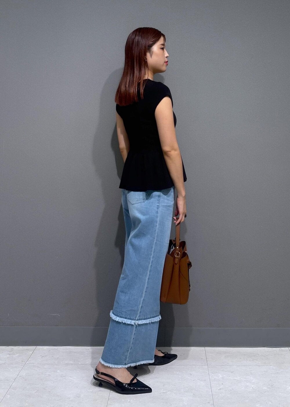 「visbag2025、初秋コーデ、お仕事コーデ、授業参観日コーデ、デートコーデ、お出かけコーデ、女子会コーデ、大人カジュアル、パンツスタイル、カジュアルコーデ、ヘルシーコーデ、フェミニンコーデ、シンプルコーデ、VIS、ナチュラル」｜「VISの【累計20,000点突破】【2WAY】ハートカットバッグ（ショルダーバッグ、ブラウン系）」を使った、ayukamiさん（レディース・167cm）の夏コーディネートの2枚目の写真