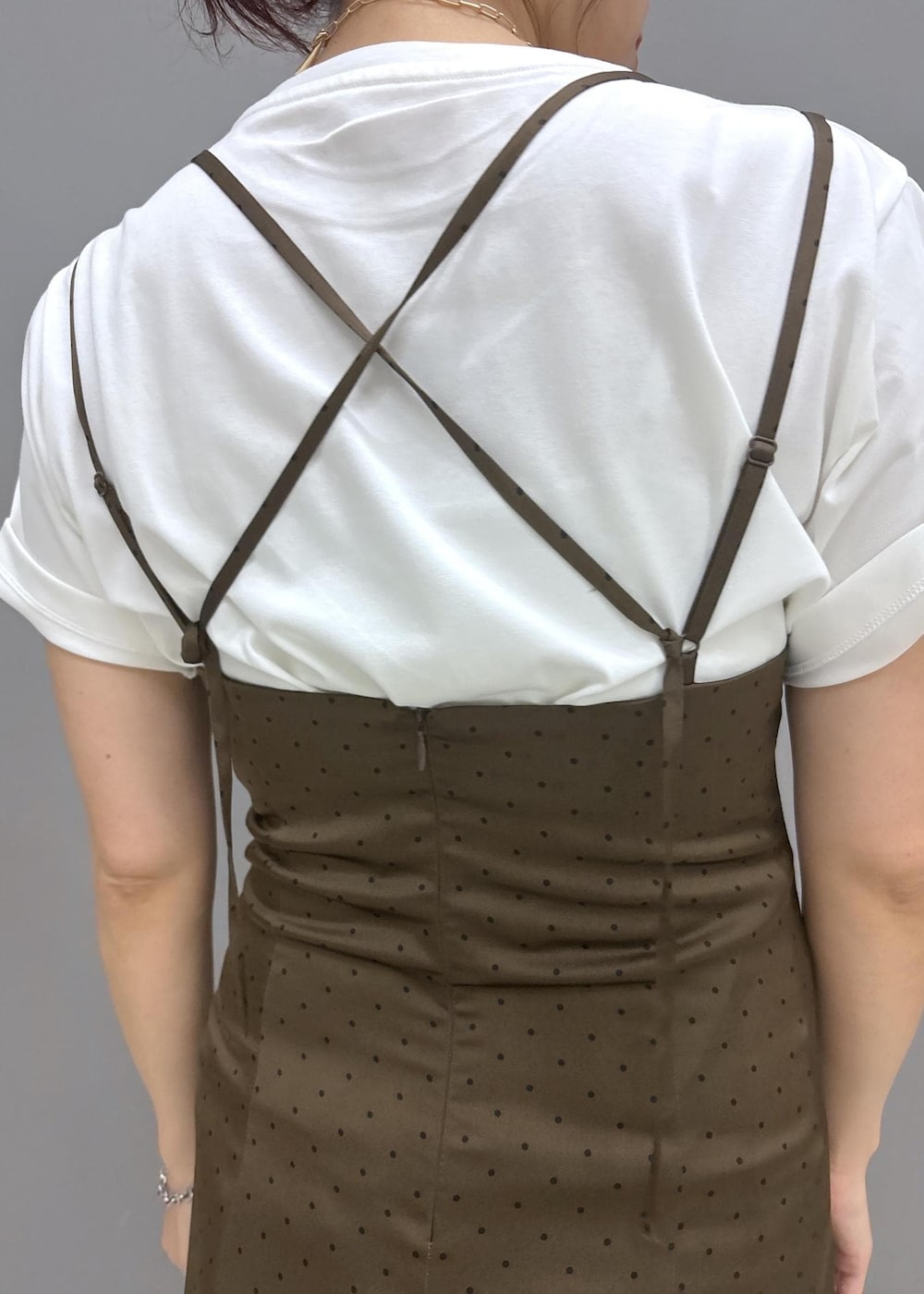 イエロー系のショルダーバッグ、ホワイト系のTシャツ/カットソー、ブラウン系のワンピースを着用したレディースの夏コーディネートの8枚目の写真