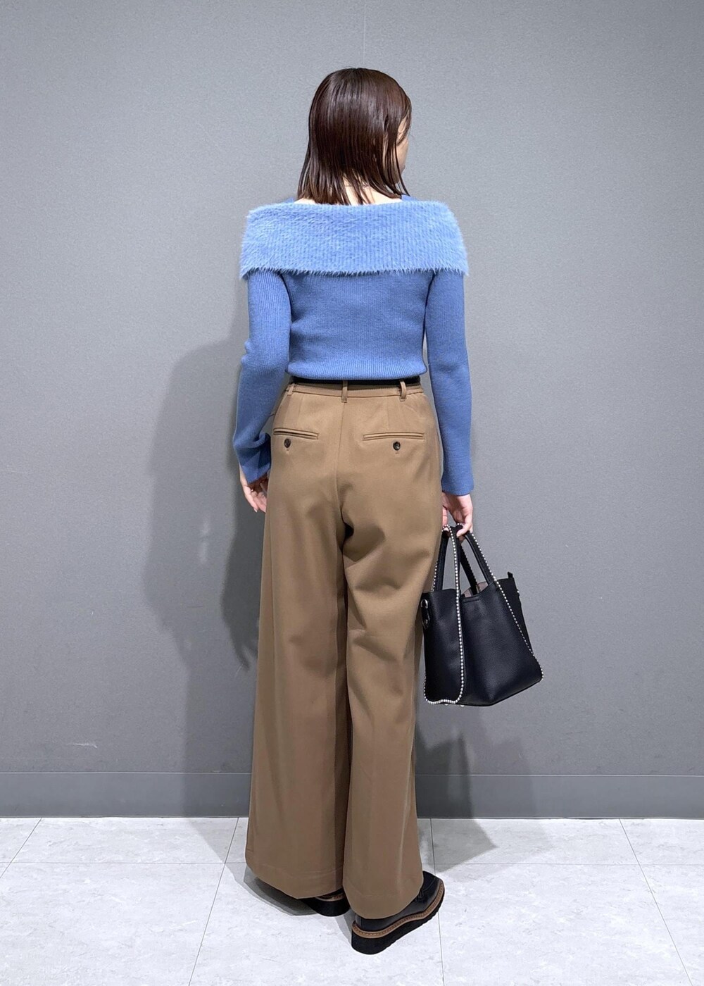 ブラック系のローファー、イエロー系のその他パンツ、ブラック系のトートバッグを着用したレディースの秋コーディネートの4枚目の写真