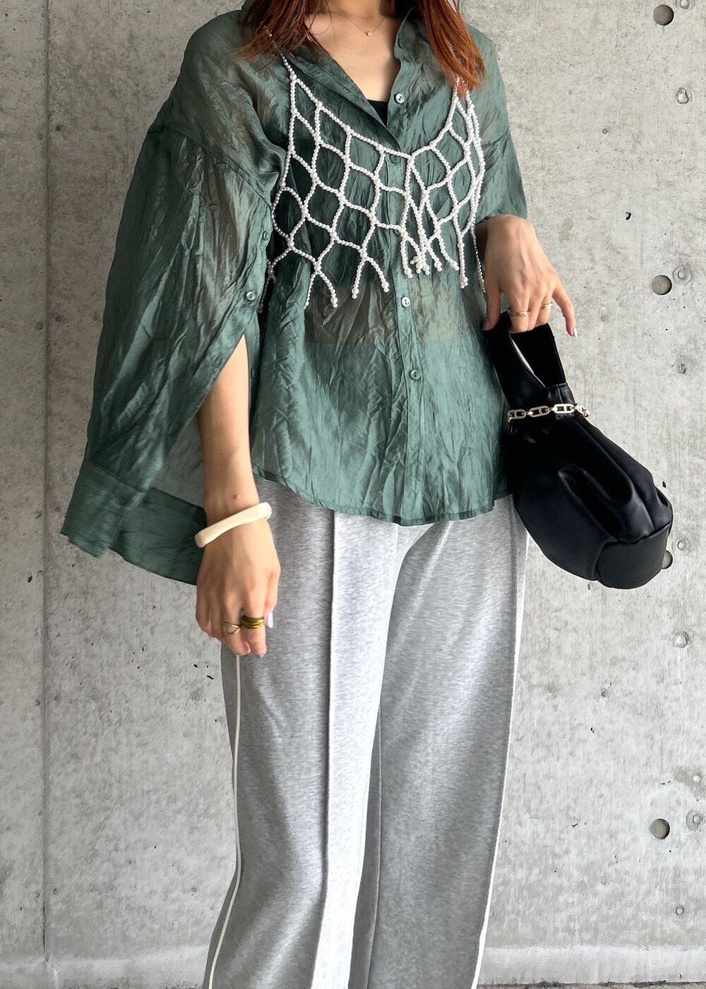 その他のサンダル、グリーン系のシャツ/ブラウス、ブラック系のハンドバッグを着用したレディースの夏コーディネートの6枚目の写真