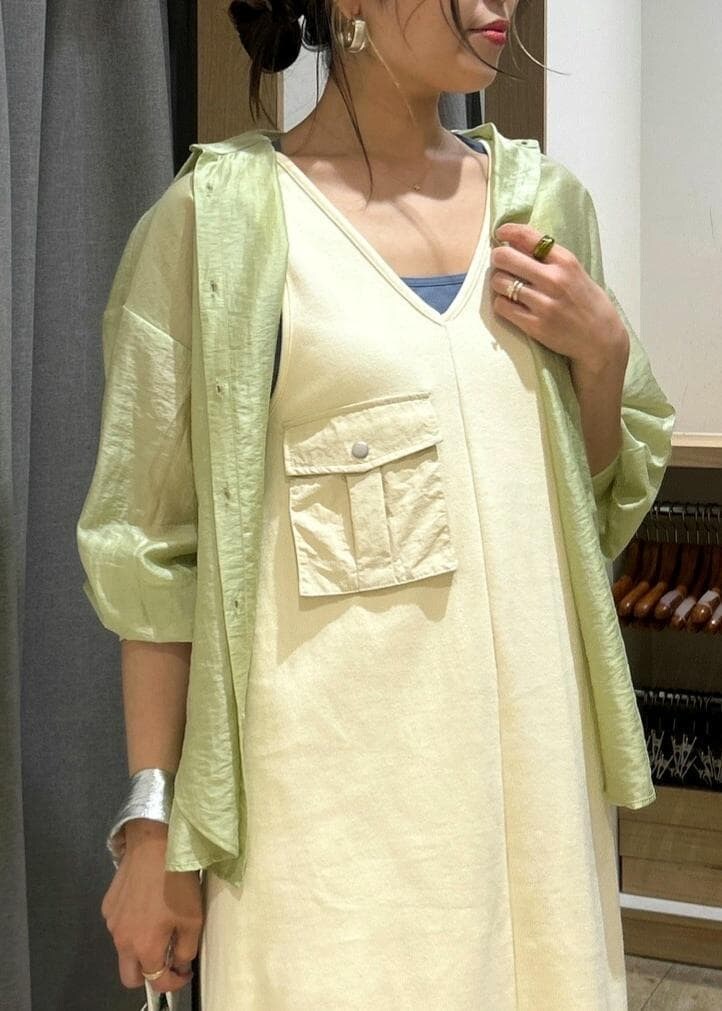 シルバー系のサンダル、ホワイト系のワンピース、グリーン系のシャツ/ブラウスを着用したレディースの春コーディネートの4枚目の写真