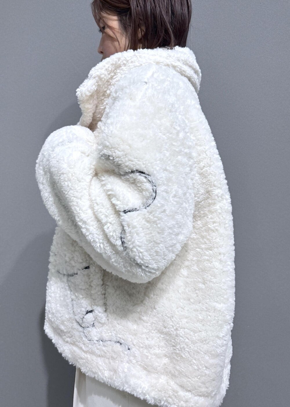 ブラック系のローファー、ホワイト系のブルゾン、ブラック系のハンドバッグを着用したレディースの冬コーディネートの8枚目の写真