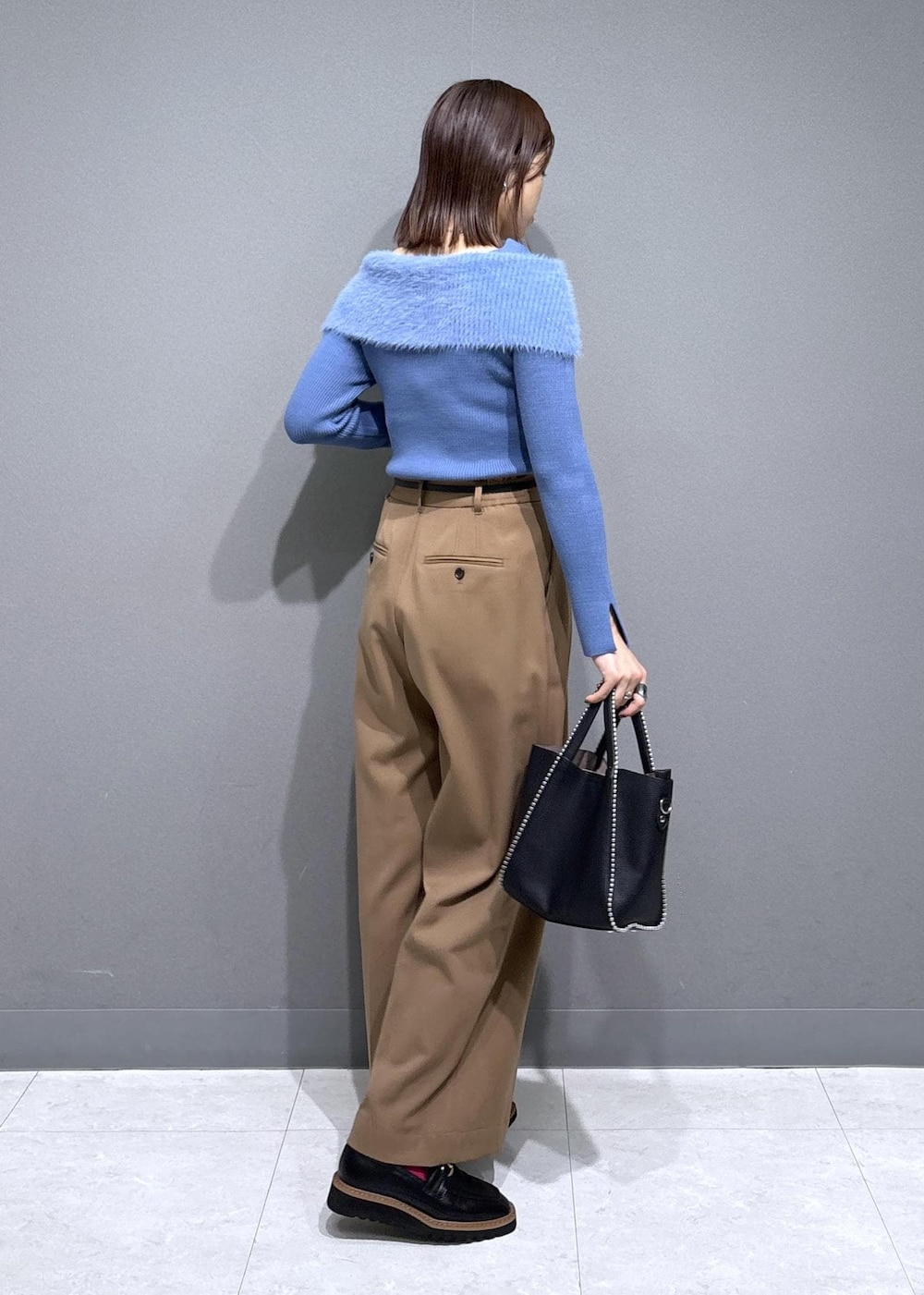 ブラック系のローファー、イエロー系のその他パンツ、ブラック系のトートバッグを着用したレディースの秋コーディネートの3枚目の写真