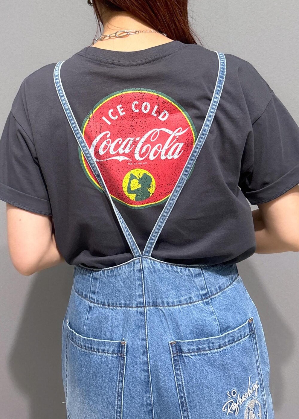 レッド系のサンダル、ブラック系のショルダーバッグ、グレー系のTシャツ/カットソーを着用したレディースの夏コーディネートの6枚目の写真