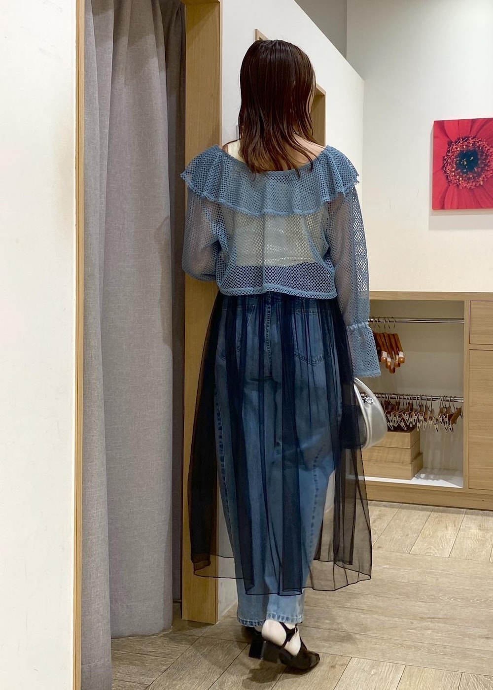 ホワイト系のタンクトップ、シルバー系のショルダーバッグ、ブラック系のサンダルを着用したレディースの春コーディネートの2枚目の写真