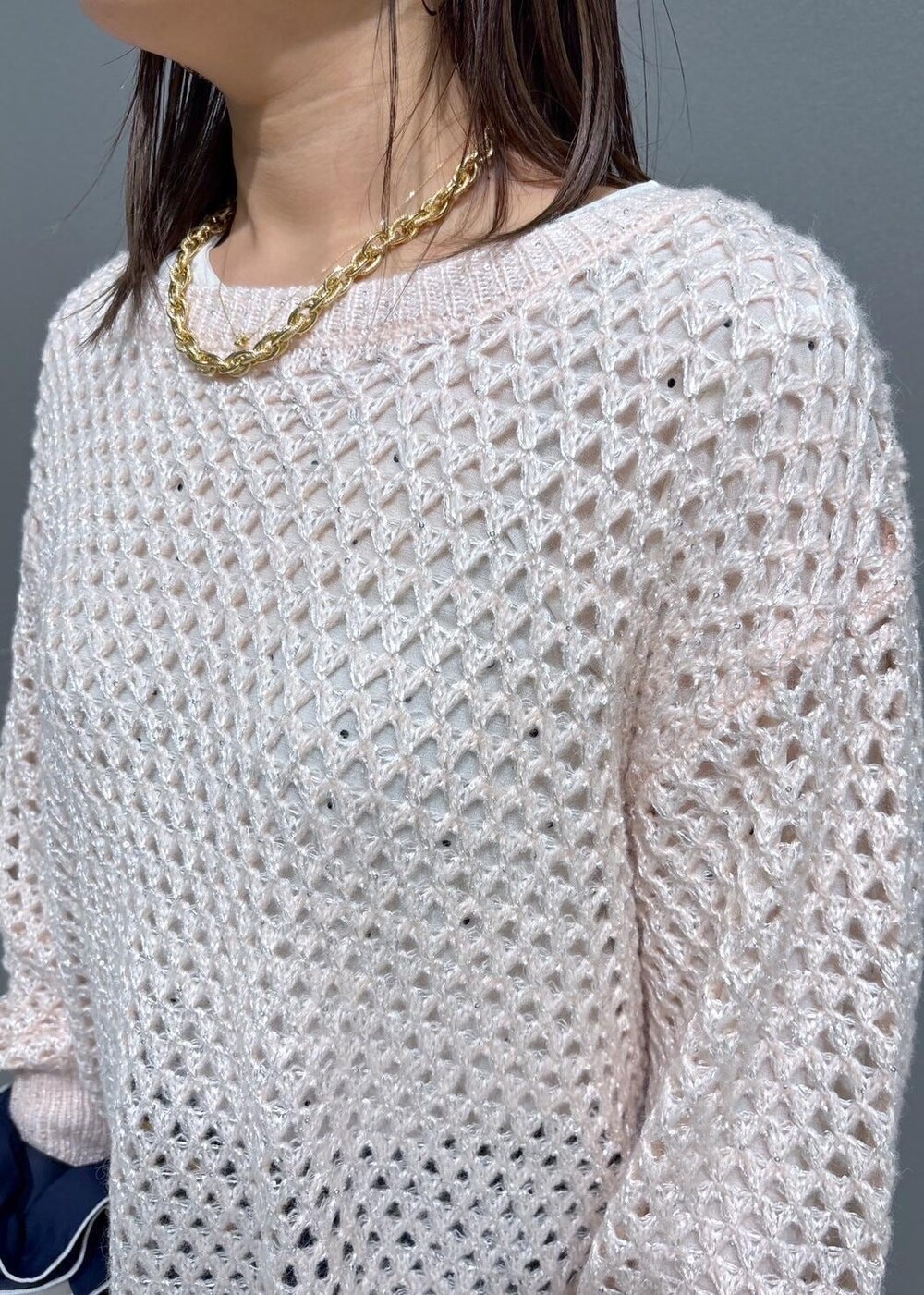 ブラック系のブーツ、ホワイト系のTシャツ/カットソー、ピンク系のニット/セーターを着用したレディースの冬コーディネートの5枚目の写真