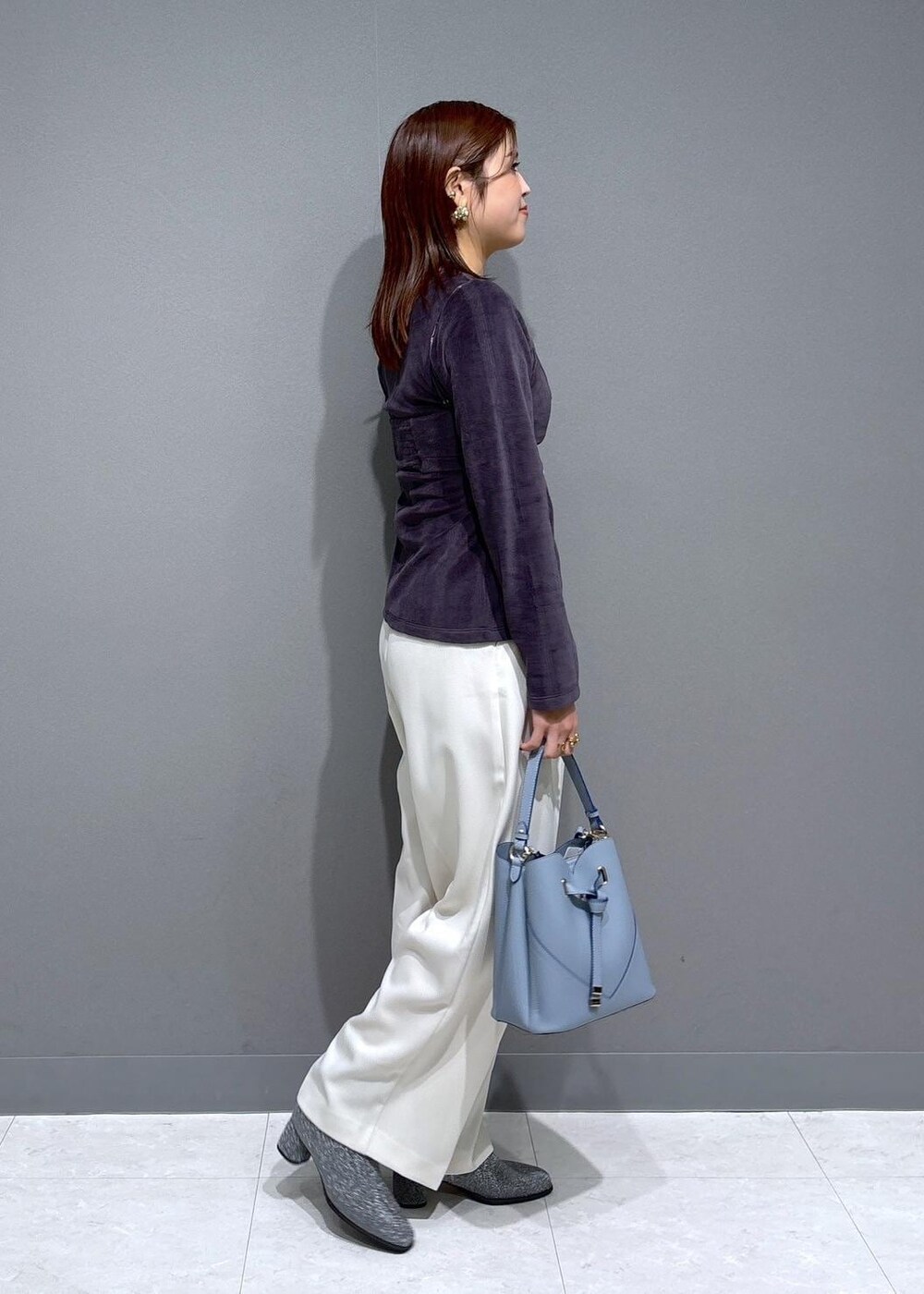 シルバー系のブーツ、グレー系のキャミソール、グレー系のカーディガン/ボレロを着用したレディースの冬コーディネートの4枚目の写真