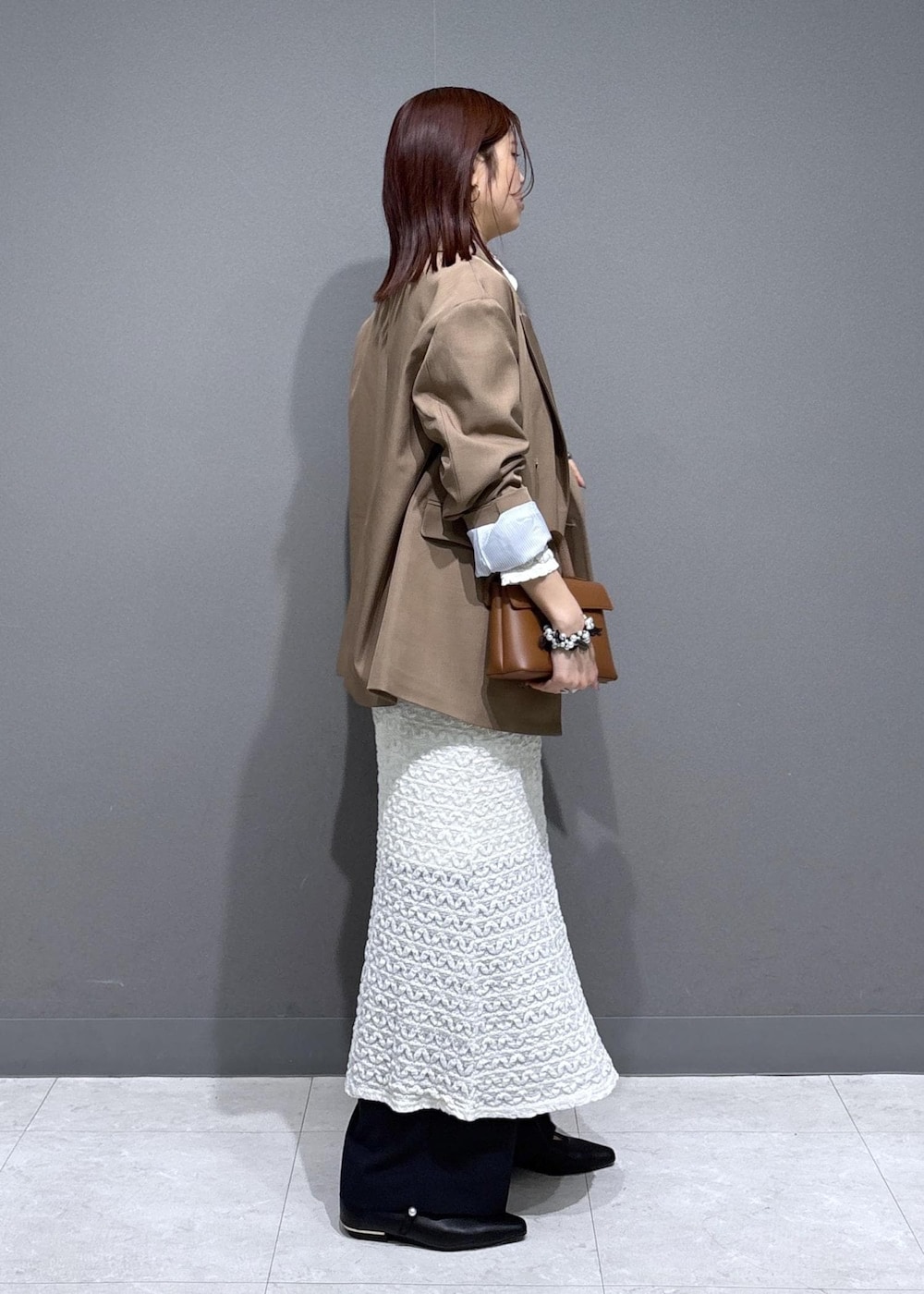 ブルー系のその他パンツ、イエロー系のショルダーバッグ、ブラック系のパンプスを着用したレディースの春コーディネートの2枚目の写真