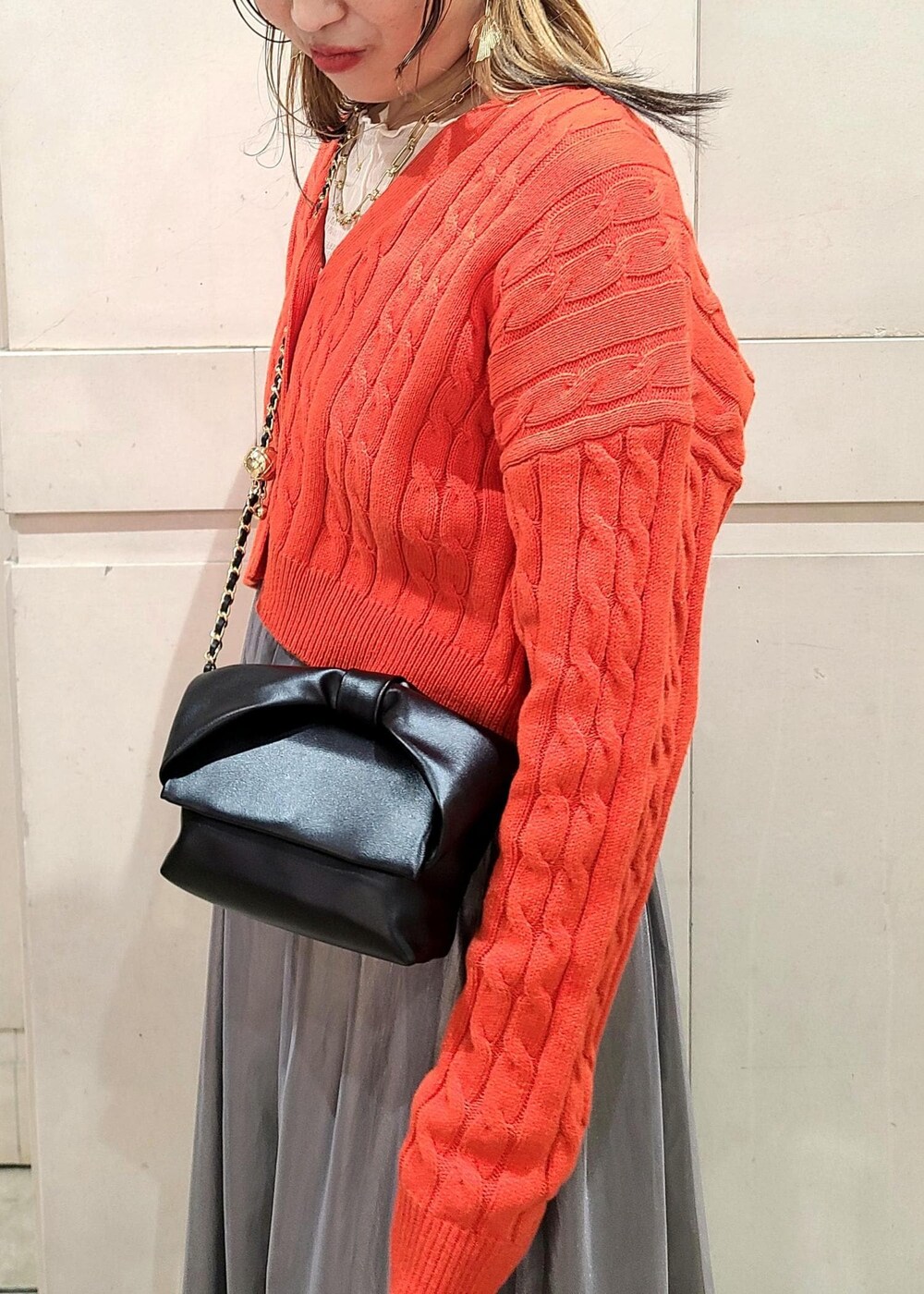 ホワイト系のTシャツ/カットソー、グレー系のワンピース、ブラック系のショルダーバッグを着用したレディースの冬コーディネートの5枚目の写真