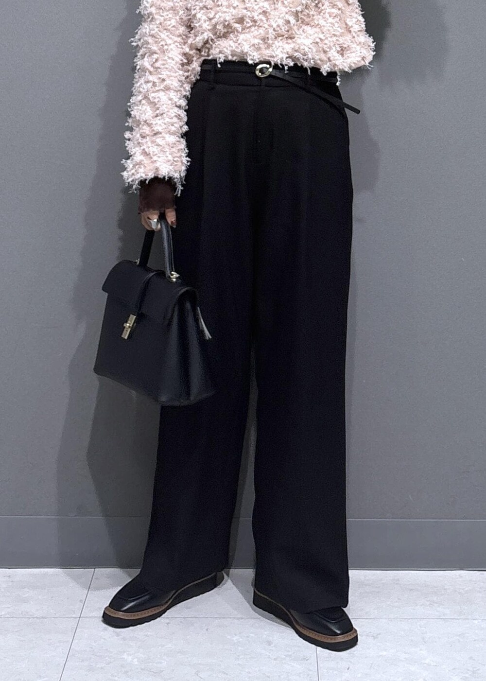 ブラック系のハンドバッグ、ブラック系のローファー、ブラウン系のTシャツ/カットソーを着用したレディースの秋コーディネートの7枚目の写真