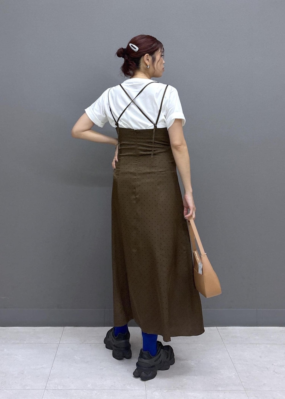 イエロー系のショルダーバッグ、ホワイト系のTシャツ/カットソー、ブラウン系のワンピースを着用したレディースの夏コーディネートの3枚目の写真