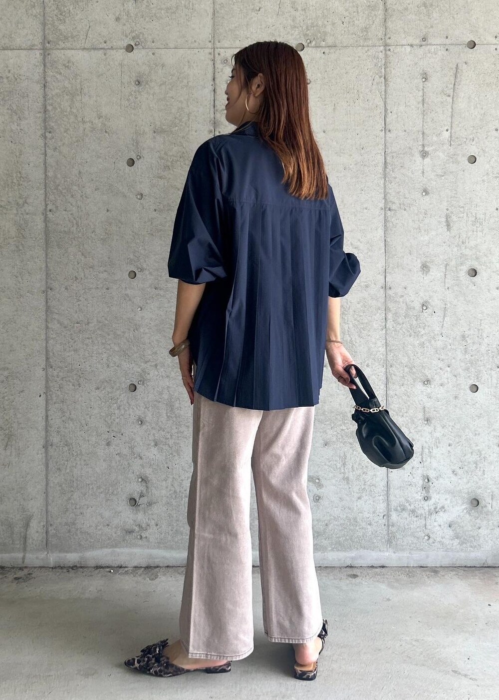 ブルー系のシャツ/ブラウス、ブラック系のハンドバッグ、その他のサンダルを着用したレディースの夏コーディネートの3枚目の写真