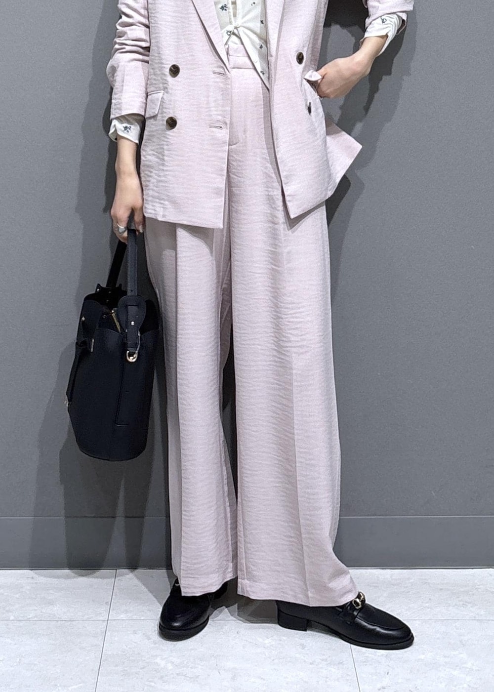 ブラック系のショルダーバッグ、ブラック系のローファー、ホワイト系のカーディガン/ボレロを着用したレディースの春コーディネートの9枚目の写真