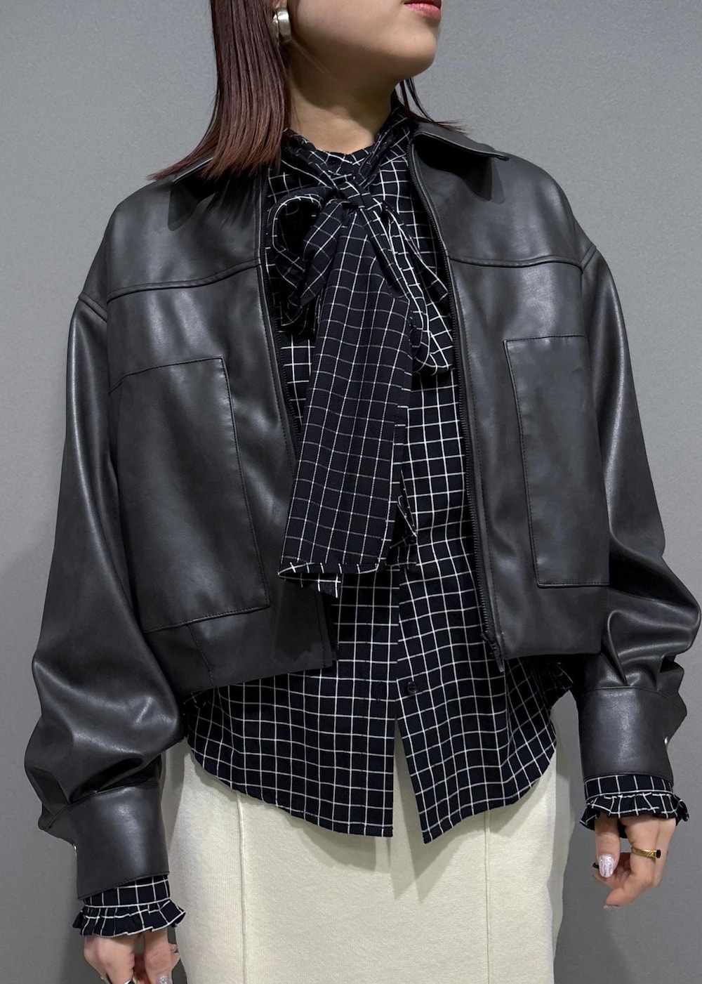 ブラウン系のブーツ、ブラック系のシャツ/ブラウス、ブラック系のブルゾンを着用したレディースの冬コーディネートの4枚目の写真