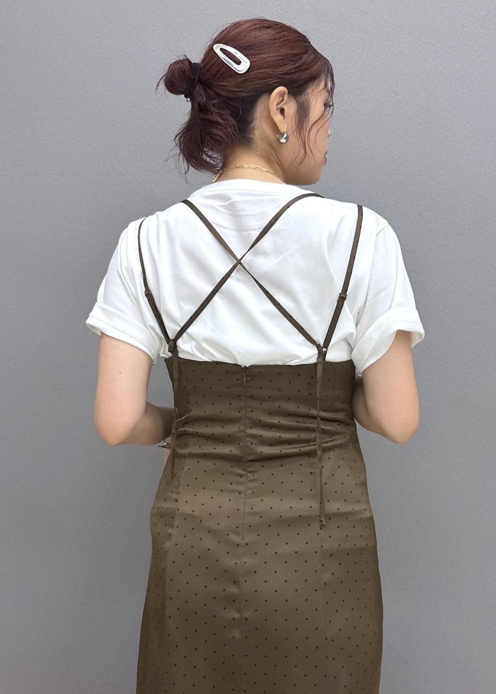 イエロー系のショルダーバッグ、ホワイト系のTシャツ/カットソー、ブラウン系のワンピースを着用したレディースの夏コーディネートの5枚目の写真